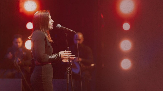 "כל עוד אני שרה, אני קיימת" - לונא טנוס סרוג'י על מוסיקה, זהות והישרדות