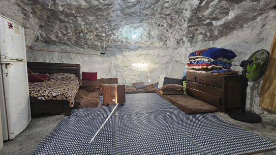 הבית מעל הקרקע נהרס, עוברים לגור במערה שמתחתיו