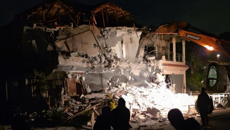 "גם אם אחיה באוהל, לא אעזוב את אדמתי" - סיפורו של מוחמד אגבאריה ממוסמוס, שנאלץ להרוס את ביתו במו ידיו, משקף כאב של חברה שלמה בצל חוקים מפלים