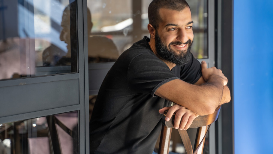 "הקולנוע מספר סיפור שהעולם לא רוצה לשמוע"   ראיון עם הבמאי והשחקן עומר סמיר