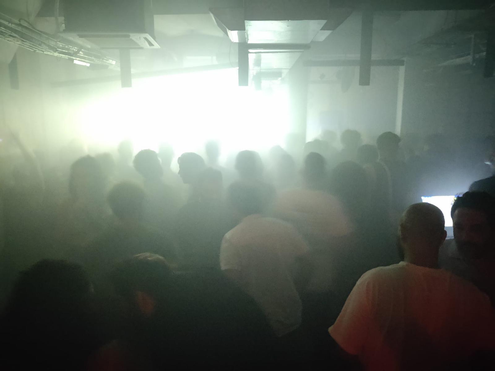 רחבה מחתרתית: קהילה שנאספת בתוך ערפל של פחד והתעקשות